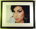 AMY WINEHOUSE/LARGE PHOTO SIGNED/FRAMED/COA